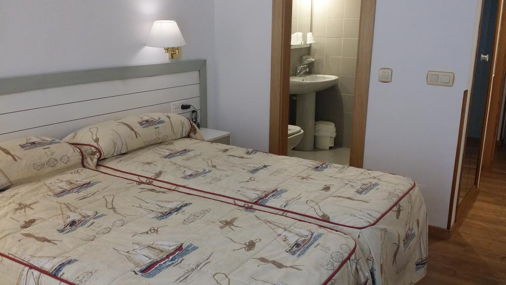 Hotel Isabel Cudillero Zimmer foto