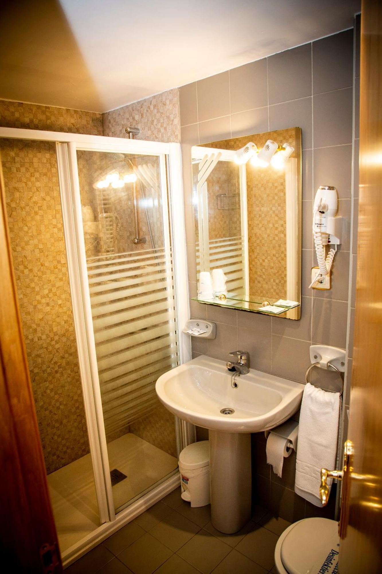 Hotel Isabel Cudillero Zimmer foto